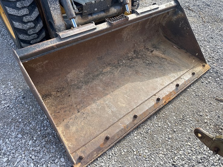 2014-deere-320d-image-3