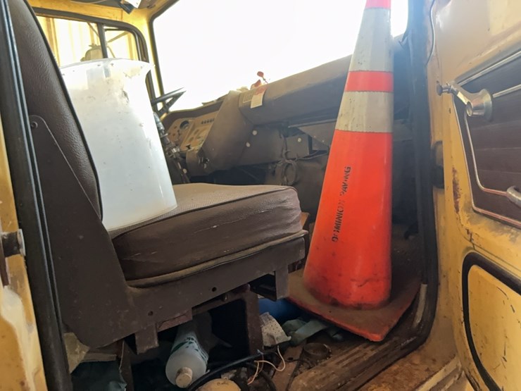 1975-ford-880-image-18