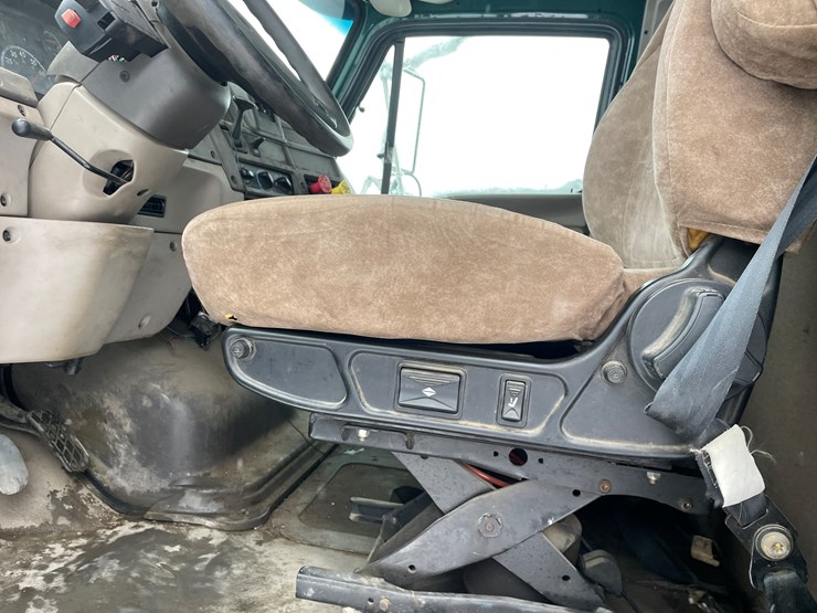 #400-•-2006-sterling-straight-truck-(has-wi-title)-image-71