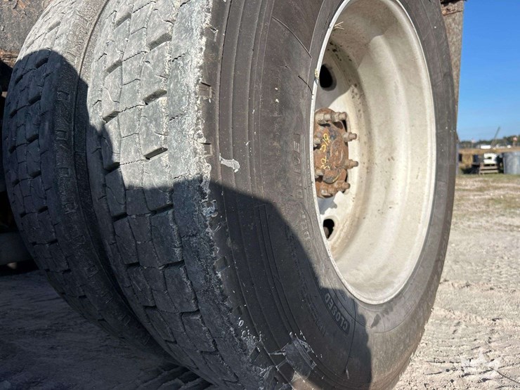 2001-peterbilt-379-image-38