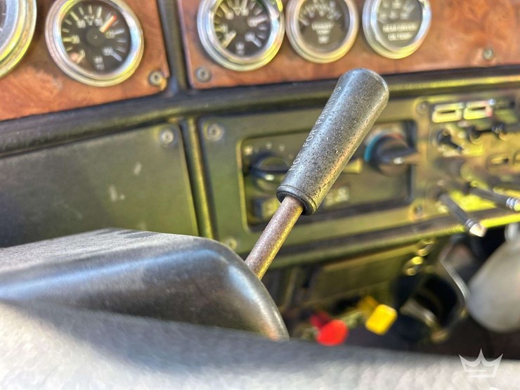 2001-peterbilt-379-image-17