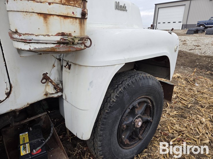 1971-mack-r685s-image-17