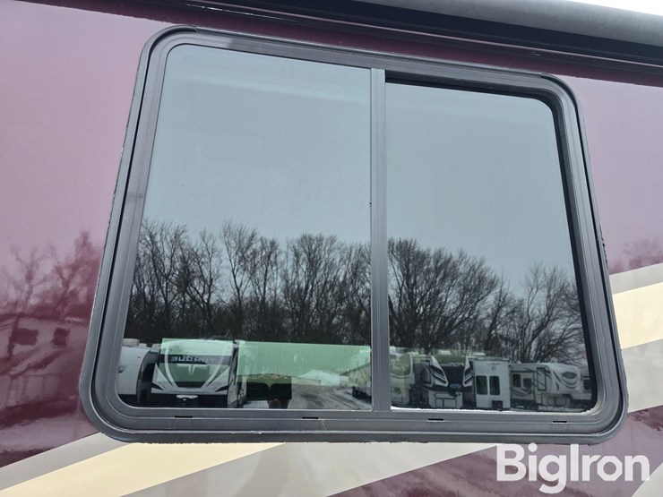 2017-winnebago-sunova-33c-class-a-motorhome-image-19