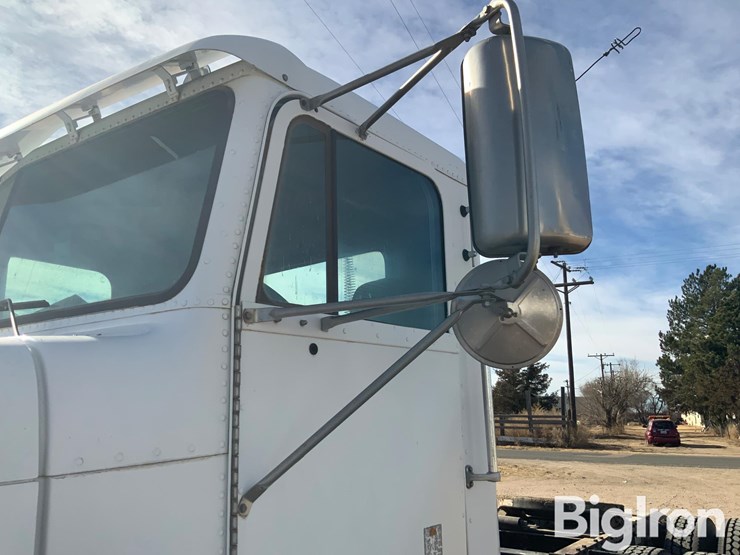 1999-freightliner-fld120-image-17