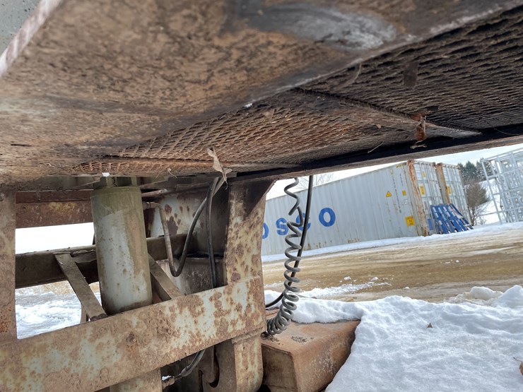 #1012-•-32'-lowboy-semi-trailer-(no-title,-for-parts)-image-47