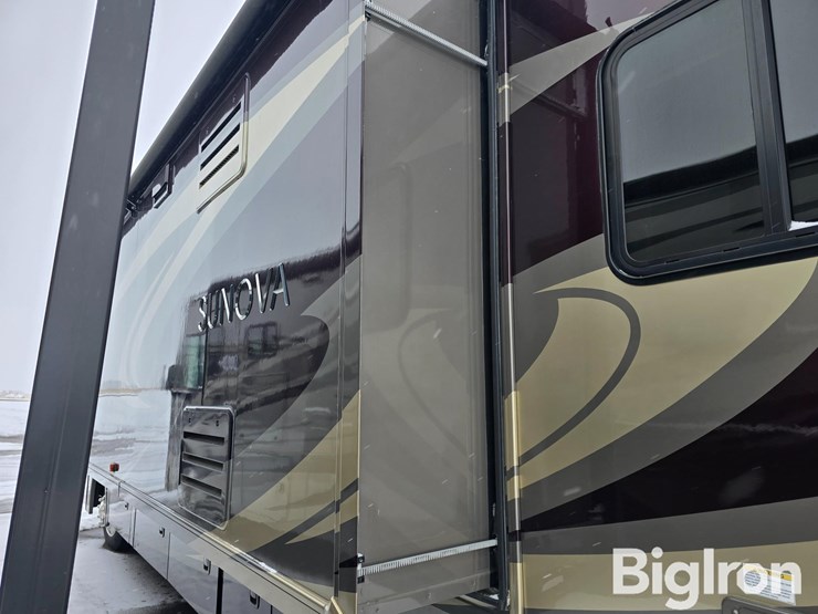 2017-winnebago-sunova-33c-class-a-motorhome-image-17
