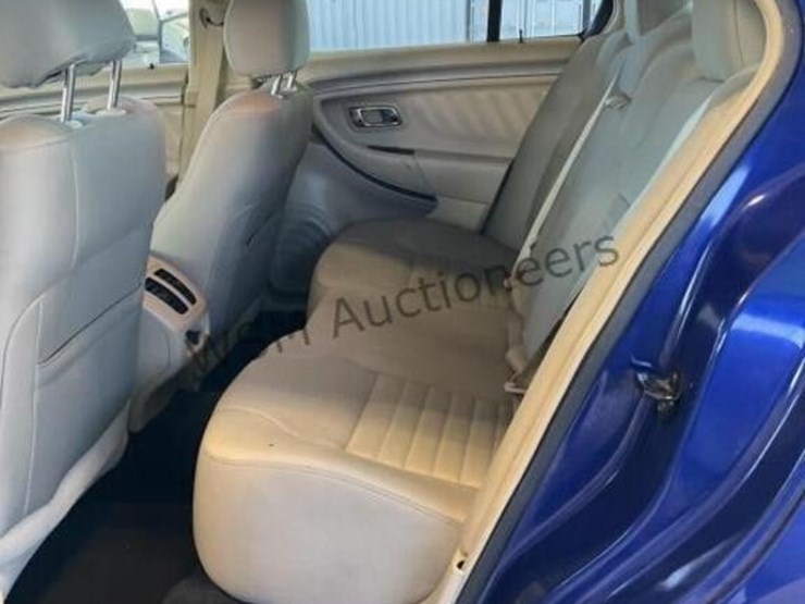 2015-ford-taurus-sdn-image-24