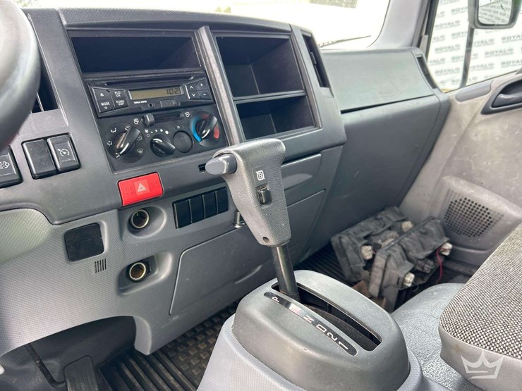 2018-isuzu-npr-image-15