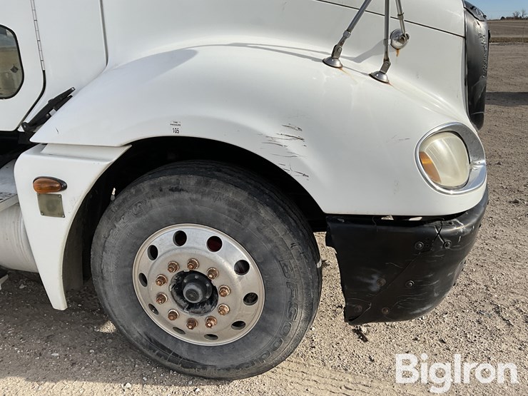 2005-freightliner-columbia-120-image-17