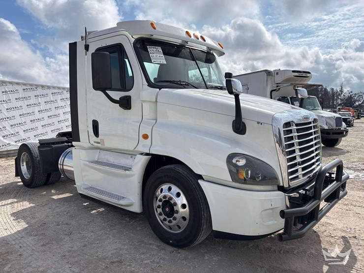 2014-freightliner-cascadia-125-image-2