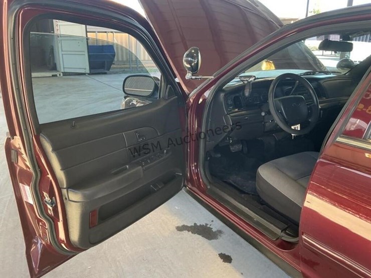 2011-ford-crown-victoria-sdn-image-20