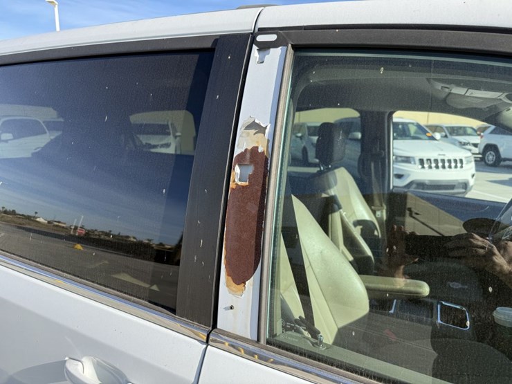 2015-chrysler-town-&-country-image-6