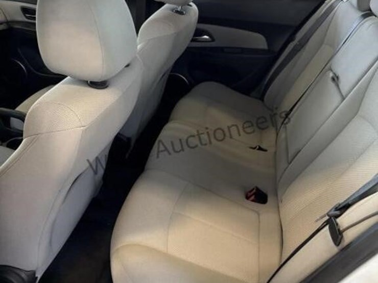 2011-chevrolet-cruze-lt-sdn-image-23