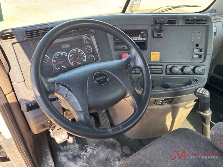 2012-freightliner-cascadia-day-cab-truck-tractor-image-14