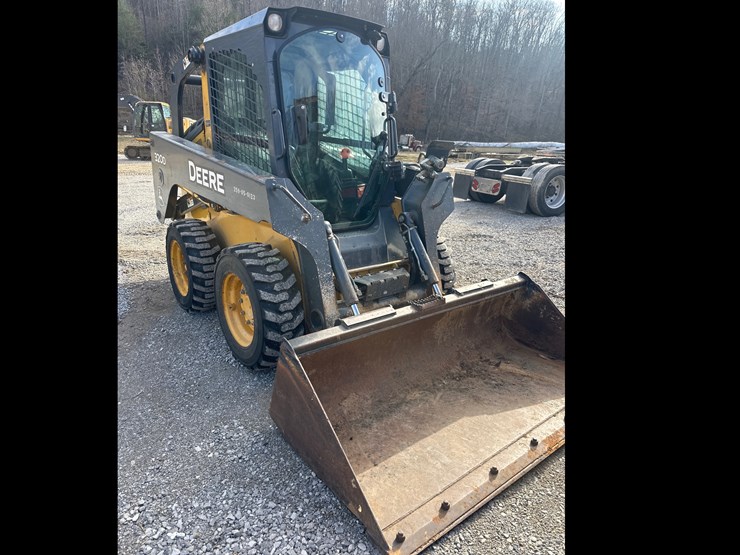 2014-deere-320d-image-2