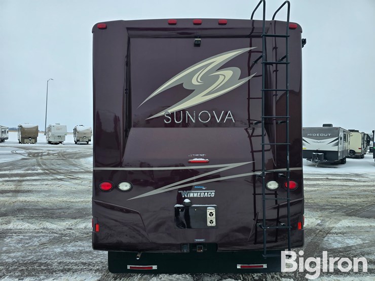 2017-winnebago-sunova-33c-class-a-motorhome-image-6