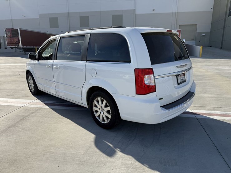 2015-chrysler-town-&-country-image-4