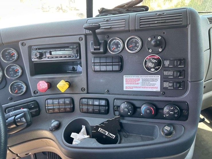 2017-freightliner-cascadia-125-image-30