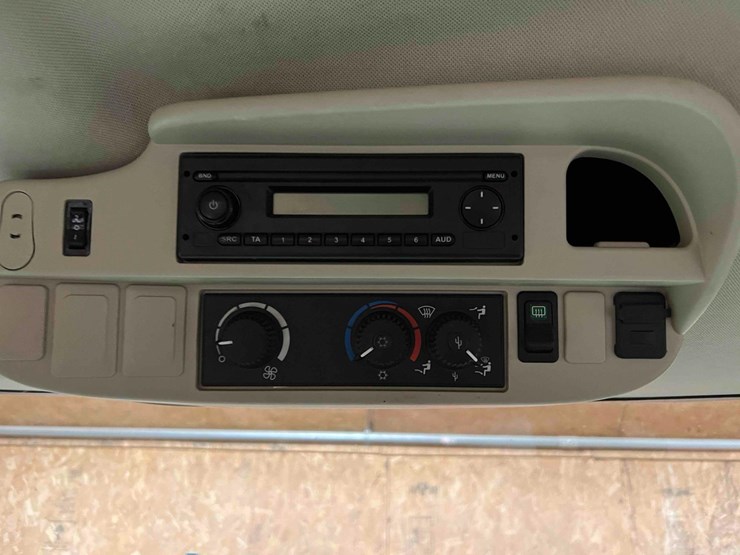 2013-john-deere-6170r-image-24