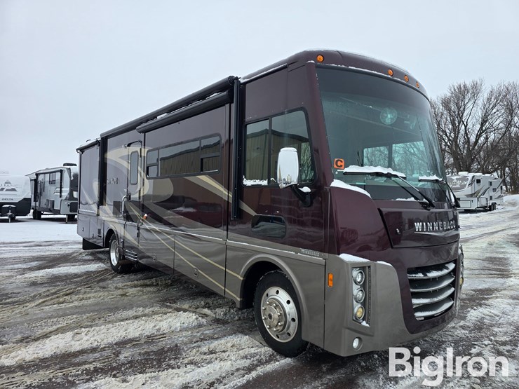 2017-winnebago-sunova-33c-class-a-motorhome-image-3