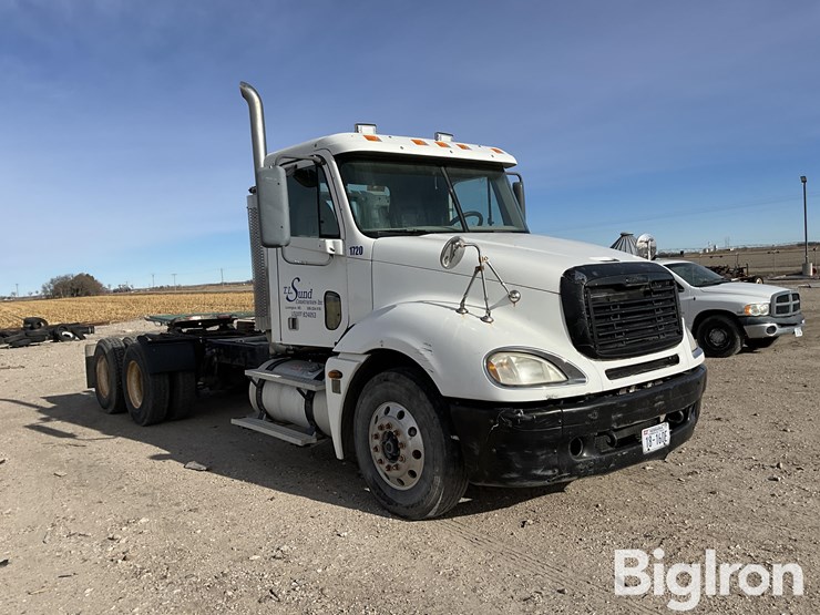 2005-freightliner-columbia-120-image-3