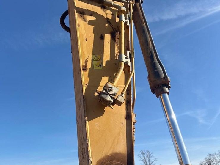 2018-caterpillar-320-image-12