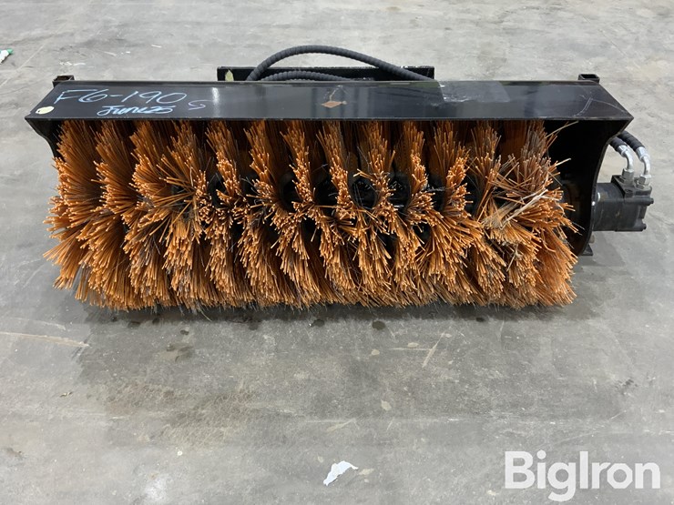 2025-giyi-gy-qsj-mini-skid-steer-loader-sweeper-image-2