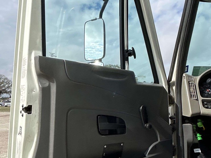 2019-international-durastar-4300-image-11