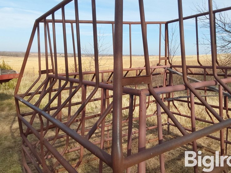 square-8-1/2'-x-9-1/2'-bale-feeders-image-9