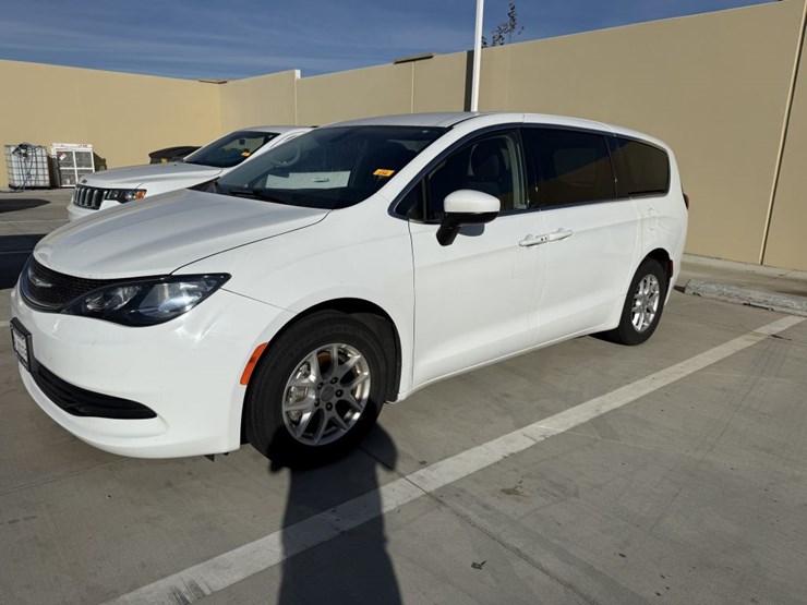 2019-chrysler-pacifica-image-1