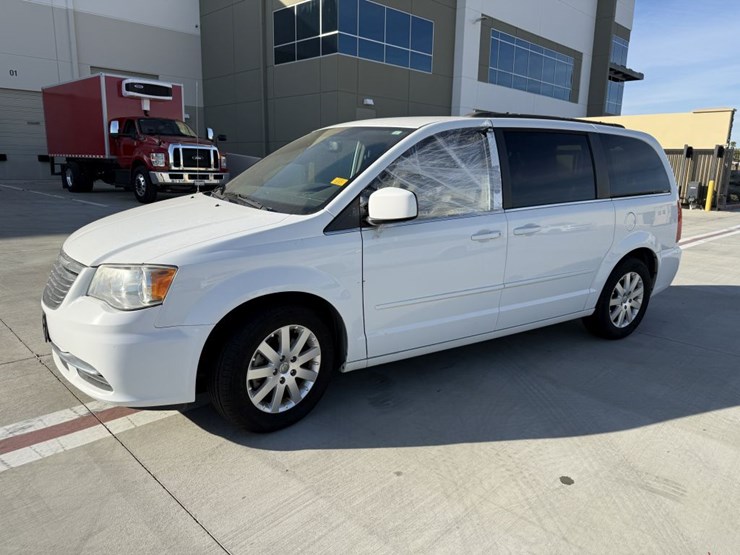 2015-chrysler-town-&-country-image-1