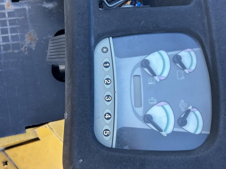 2002-yale-gc100mjn-image-16