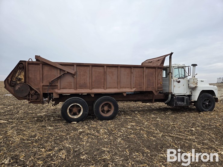 1971-mack-r685s-image-4