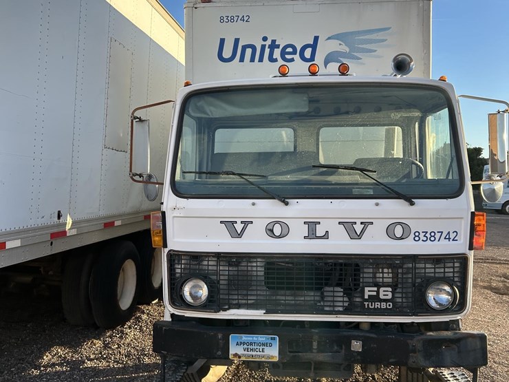 2016-volvo-f613-image-2