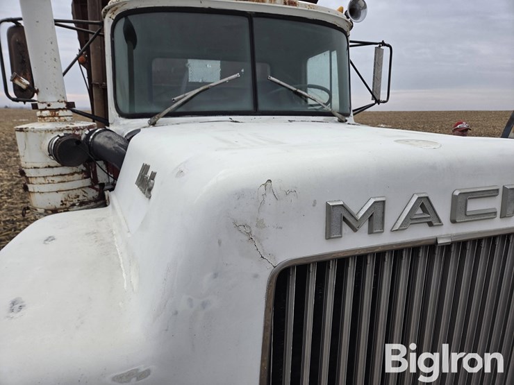 1971-mack-r685s-image-11