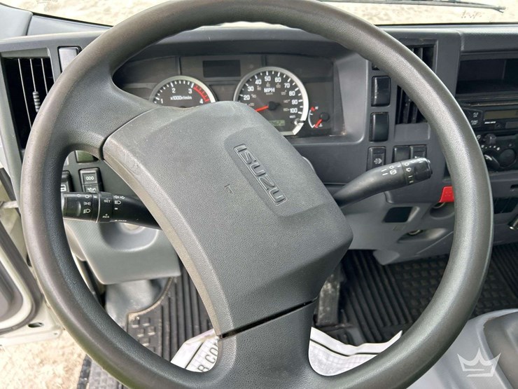 2018-isuzu-npr-image-12