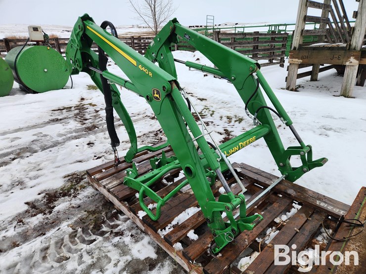 2024-john-deere-440r-image-3