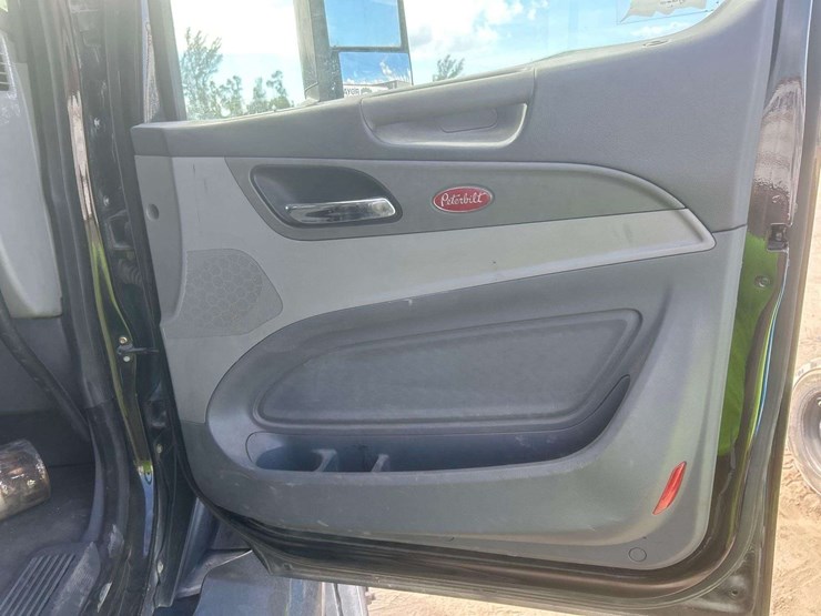 2016-peterbilt-579-image-35