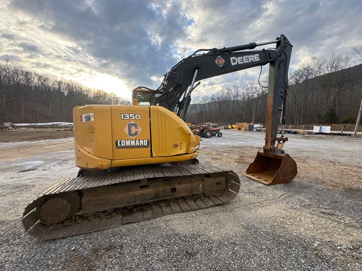 2012-deere-135d-image-5