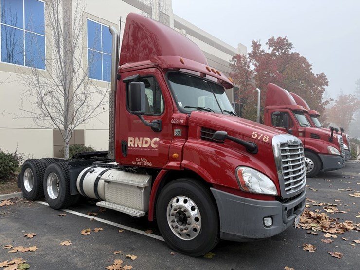 2014-freightliner-tandem-axle-day-cab-truck-tractor-image-2