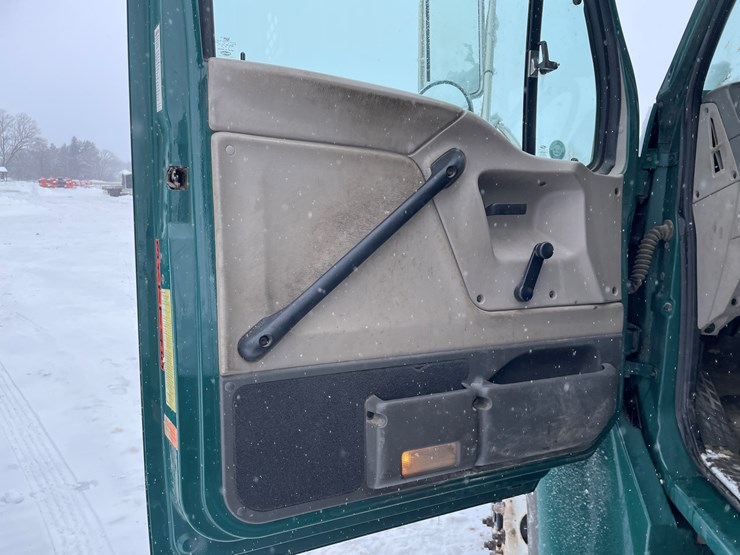 #400-•-2006-sterling-straight-truck-(has-wi-title)-image-69