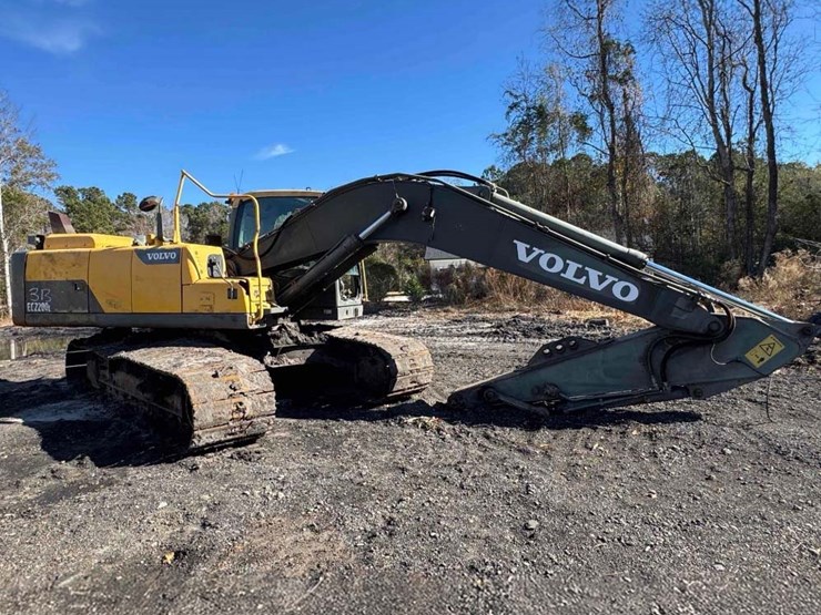 2013-volvo-ec220dl-image-1