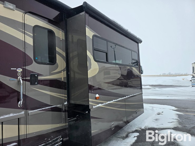 2017-winnebago-sunova-33c-class-a-motorhome-image-15