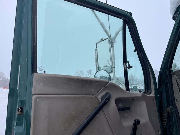 #400-•-2006-sterling-straight-truck-(has-wi-title)-image-70