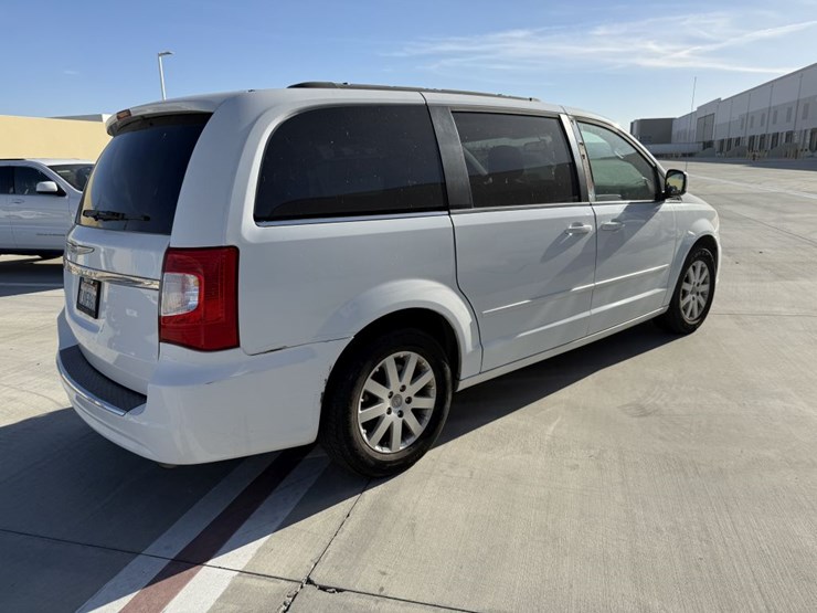 2015-chrysler-town-&-country-image-3