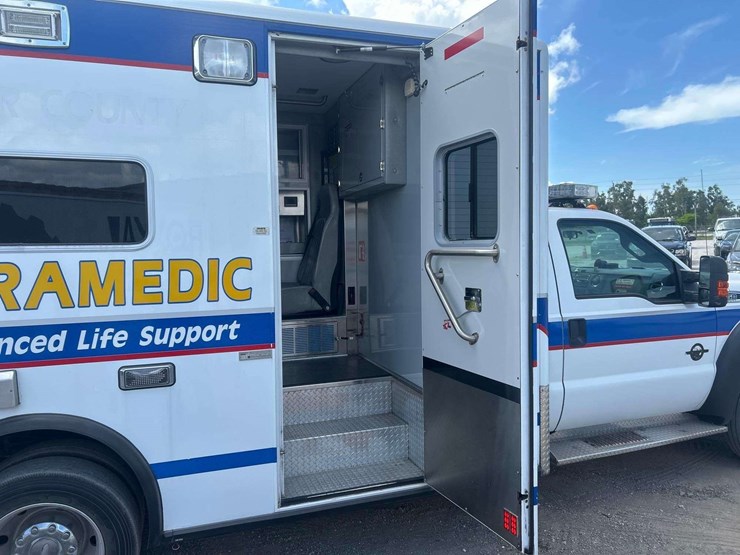 2013-ford-f550-image-32