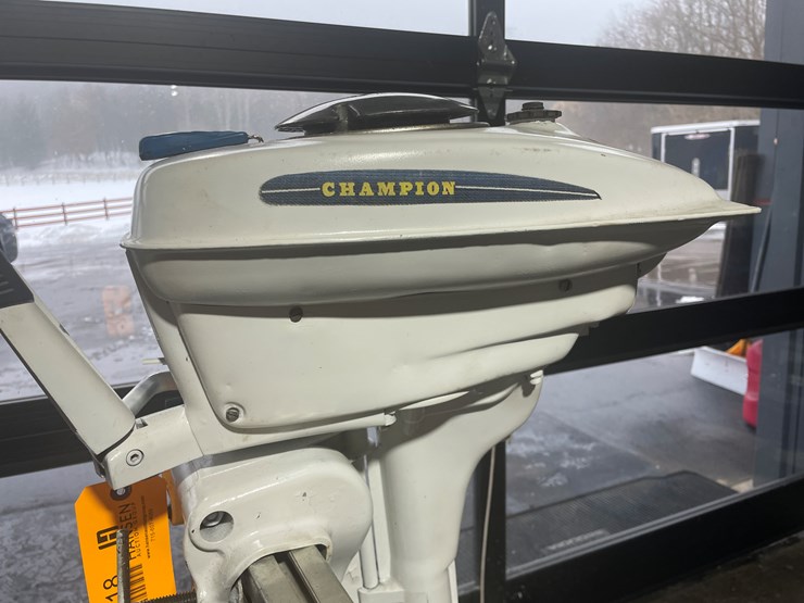 #3818-•-champion-3.2-hp-vintage-outboard-boat-motor-image-3