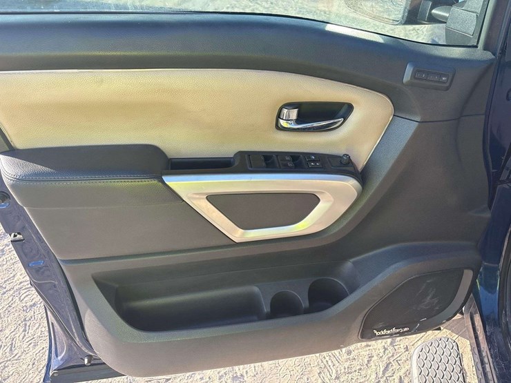 2016-nissan-titan-image-10