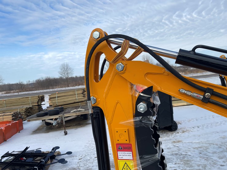 #202-•-miva-va15-mini-excavator-image-28