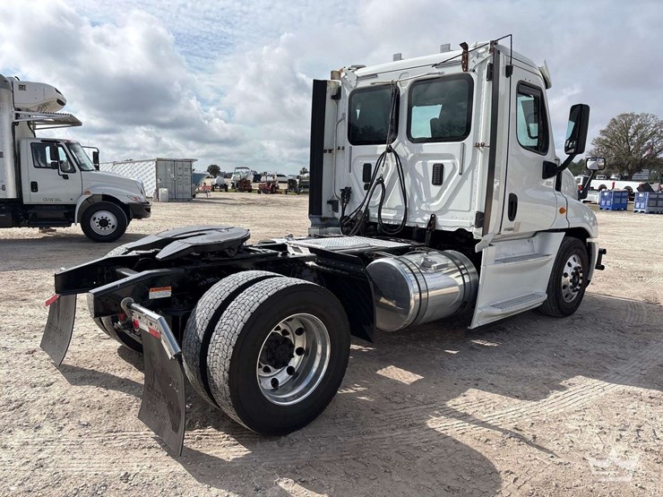 2014-freightliner-cascadia-125-image-3